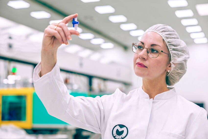 Eine MFORM-Mitarbeiterin prüft ein Produkt